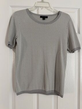 Ann Taylor Light Gray Chevron Short Sleeve Knit Top